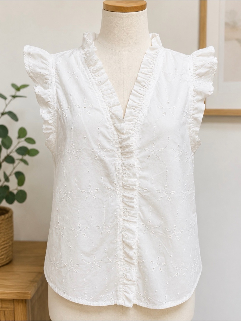 Women’s White Ruffle Sleeve Eyelet Top size XS